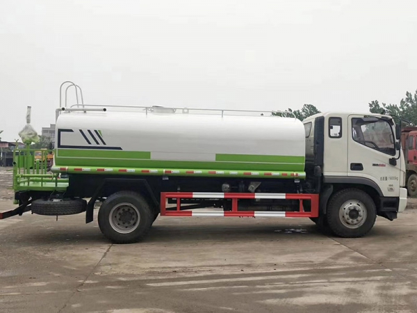 國(guó)六15方福田灑水車(chē)